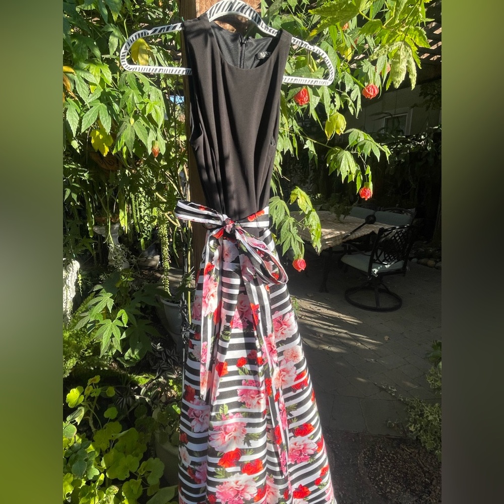 Hi there! I’m selling this rose floral ball gown style dress!